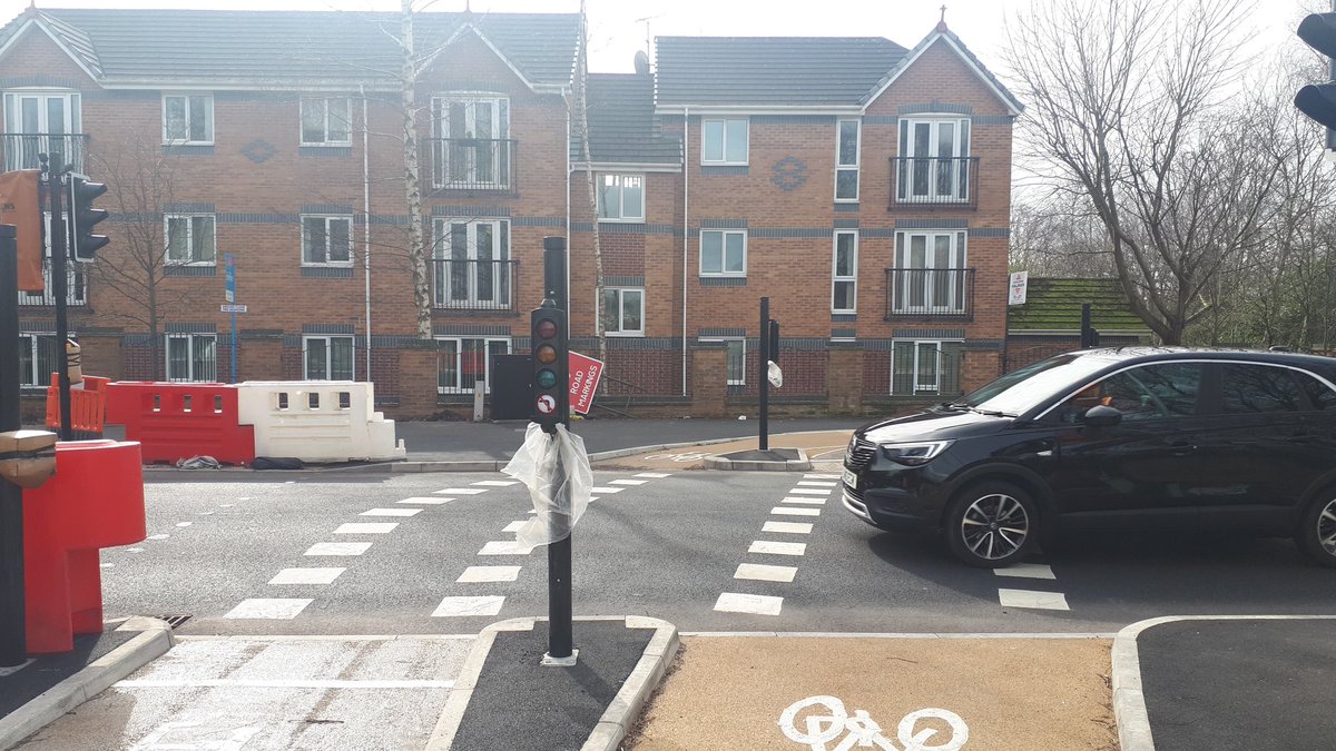 c_mac_555's tweet photo. @WalkRideCheadle @OfficialTfGM @StockportMBC @WalkRideStocky @AndyBurnhamGM @cllrdavidm Still no 13 March, and the cars parked in calderbrook drive made it difficult to access the bike lanes. https://t.co/0hcYrp8zjC