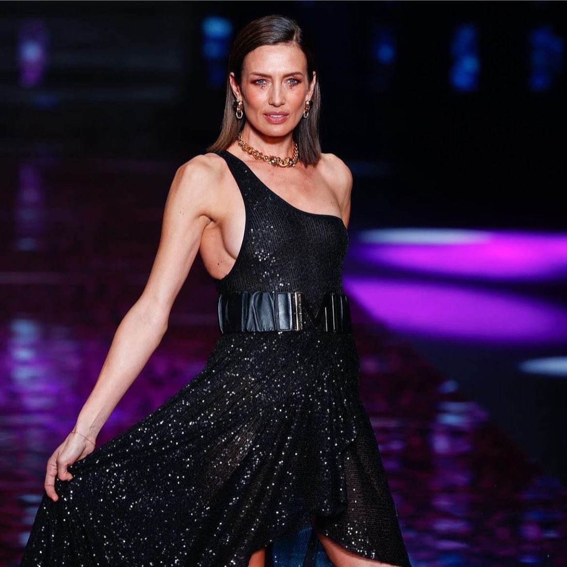 OfficialNievesA's tweet photo. L O L A C A S A D E M U N T 💕✨
by Maite
Maravilloso desfile de @LolaCasademunt en @MBFWMadrid 💖
#CallMeLola
#lolacasademunt #mbfw #mbfwmadrid #lolalovers #lolaclub #moda #modaespañola #mbfw #fashionshow #desfilemoda https://t.co/lQuhmS1oC2