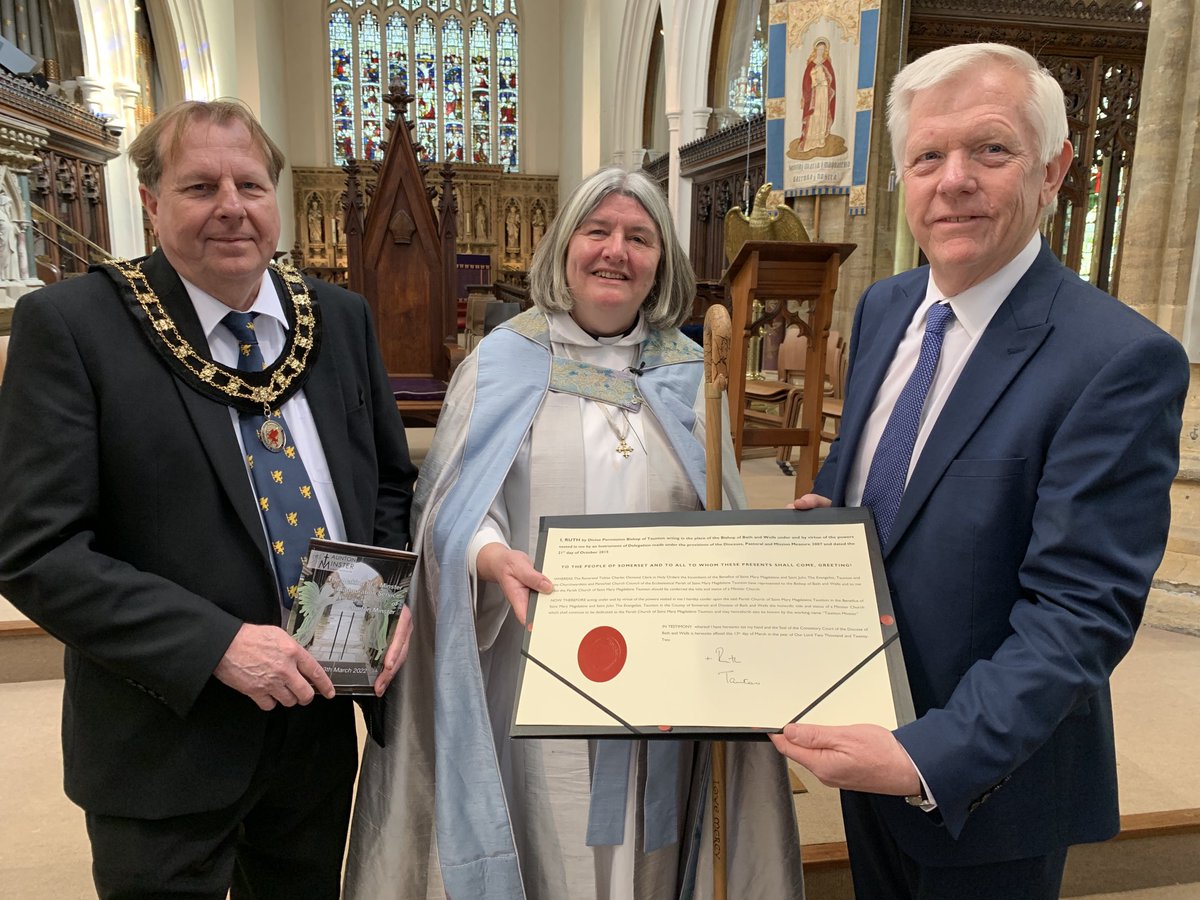 Delighted to receive the Taunton Minster Foundation Document on behalf of the County from Bishop Ruth. ⁦@SomersetCouncil⁩ ⁦@SomHeritage⁩ ⁦@Tauntonbish⁩ ⁦@BathWells⁩