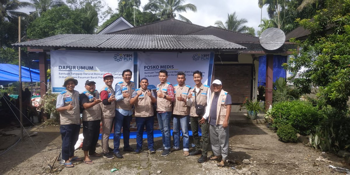 rikibagus's tweet photo. Bagi seorang relawan, meninggalkan lokasi bencana adalah sebuah kesedihan.. Banyak hal belum terselesaikan.. Banyak harap belum tertunaikan.. Namun keluarga dirumah juga butuh kehadiran..
Terima kasih pada seluruh tim relawan YBM PLN.. 
 #ybmpln #menjejakmanfaat https://t.co/EfE99EidZa