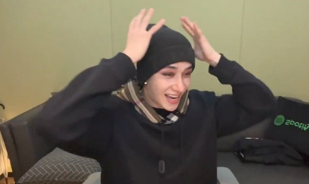 hyundayskz's tweet photo. A Bang Chan se le escapó y reveló por cuenta propia su nuevo color de cabello JAJAJAJAJAJAJA NI HYUNJIN SE ATREVIÓ A TANTO

@Stray_Kids #StrayKids #BangChan https://t.co/HzTlSaxczK