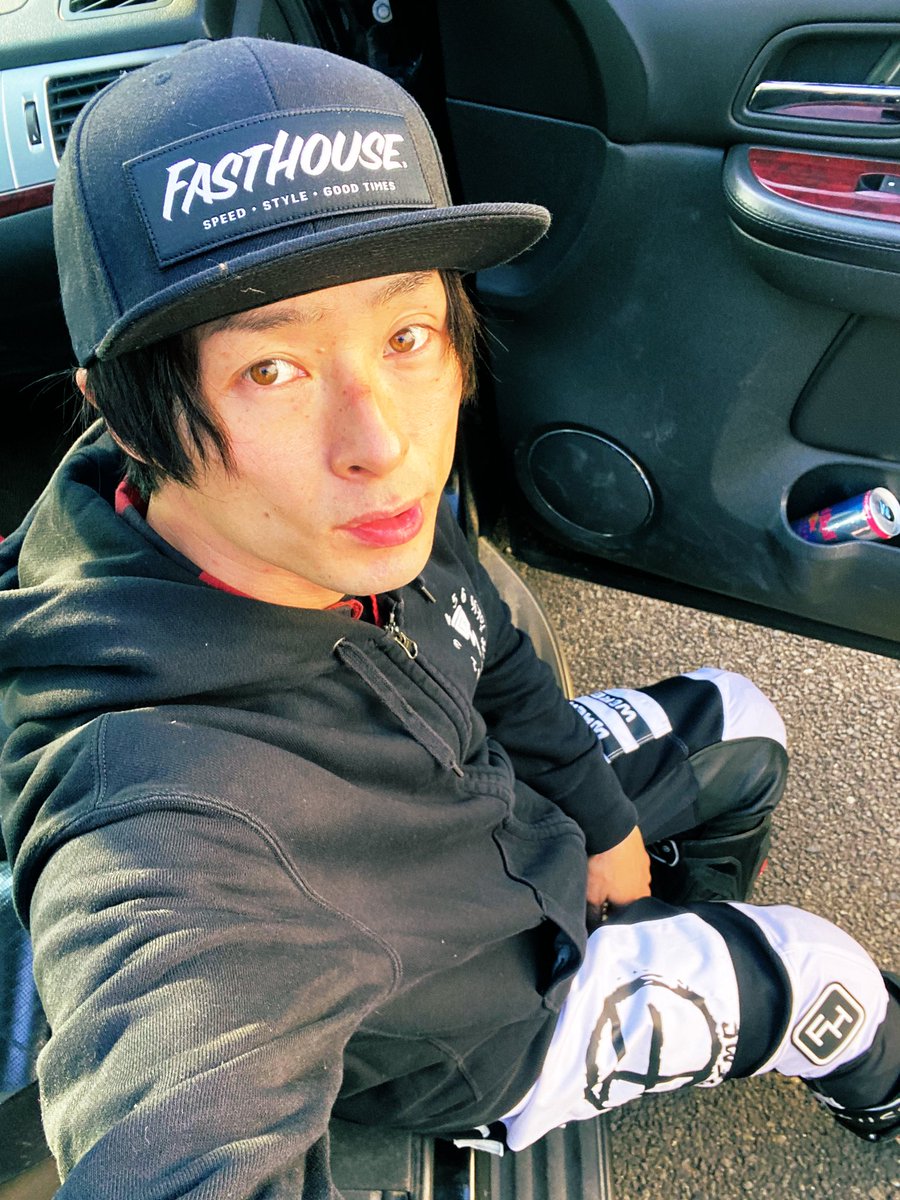 shaunkazama's tweet photo. 今夜もこの後22時から
BS11 MOTORISE放送です
@BS11_MOTORISE
今夜はそれぞれの推しのバイク
僕の推しは何でしょう…?
この格好はヒントですね
#FASTHOUSE キャップ
#LTRTOKYO パーカー
#FASTHOUSE パンツ
#alpinestars ブーツ
@fasthouse_japan
@df_moto https://t.co/wIFlHdsxf8