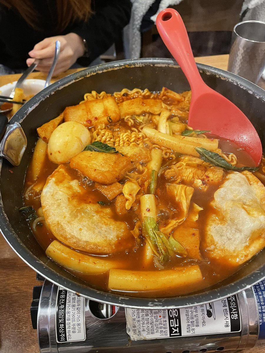 Laaaon313's tweet photo. 즉석떡볶이는 진짜 오랜만에 먹었는데 
여기 완전 맛집 .ᐟ.ᐟ  그리고 그거 아시죠
즉떡은 볶음밥이 필수인거 이거 먹고 치즈볶음밥까지
싸악 먹으면 미슐랭 쓰리스타 저리 가라 !!(오반가..)
범규 생일을 이렇게 즐길 수 있게 해주셔서 너무 감사드려요☺️💖 #쌀떡_슈퍼스타_밀떡_최범규 https://t.co/jghuXWYfUF