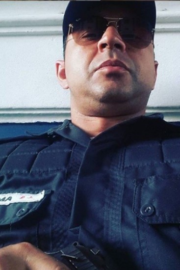 Não vai dar em nada😂 oficial da maior mafia do Rio de Janeiro,O major *DJALMA* dos Santos Araújo, acusado pelo vereador Gabriel Monteiro (PSD) de tentativa de suborno, já foi preso e condenado pelo crime de tortura, acabou expulso da PM e conseguiu, na Justiça, ser reintegrado😱