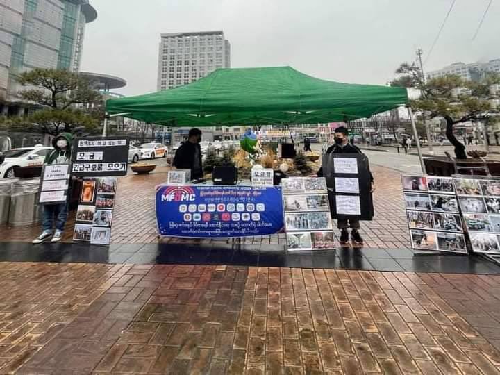 alin_phyu's tweet photo. Myanmar &amp; South Korean activists with the lead of Daegu monk, staged a protest against Genocidal Myanmar Dictatorship &amp; raised funds for revolution in Ulsan &amp; Pyeongtaek. #HelpMyanmarIDPs #2022Mar13Coup #WhatsHappeningInMyanmar https://t.co/HCsIgJJisW