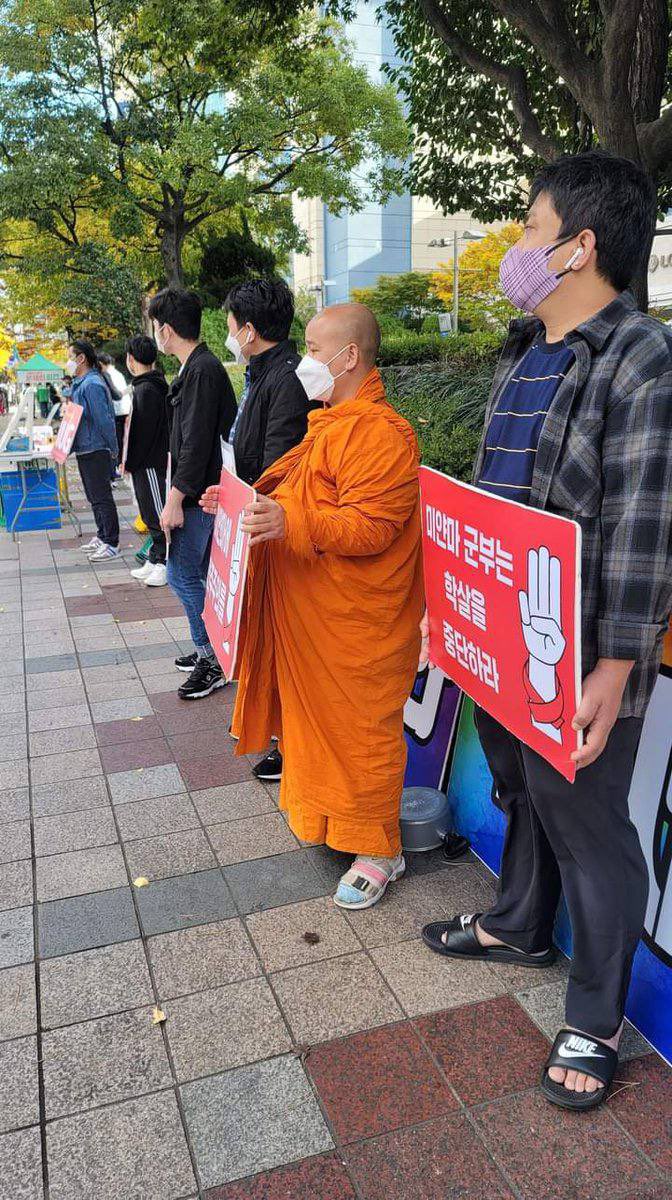 alin_phyu's tweet photo. Myanmar &amp; South Korean activists with the lead of Daegu monk, staged a protest against Genocidal Myanmar Dictatorship &amp; raised funds for revolution in Ulsan &amp; Pyeongtaek. #HelpMyanmarIDPs #2022Mar13Coup #WhatsHappeningInMyanmar https://t.co/HCsIgJJisW