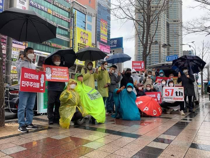 alin_phyu's tweet photo. Myanmar &amp; South Korean activists with the lead of Daegu monk, staged a protest against Genocidal Myanmar Dictatorship &amp; raised funds for revolution in Ulsan &amp; Pyeongtaek. #HelpMyanmarIDPs #2022Mar13Coup #WhatsHappeningInMyanmar https://t.co/HCsIgJJisW