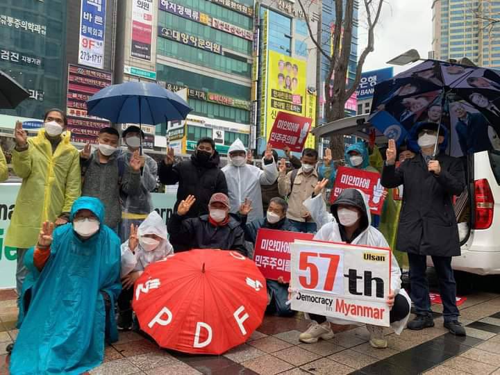 alin_phyu's tweet photo. Myanmar &amp; South Korean activists with the lead of Daegu monk, staged a protest against Genocidal Myanmar Dictatorship &amp; raised funds for revolution in Ulsan &amp; Pyeongtaek. #HelpMyanmarIDPs #2022Mar13Coup #WhatsHappeningInMyanmar https://t.co/HCsIgJJisW