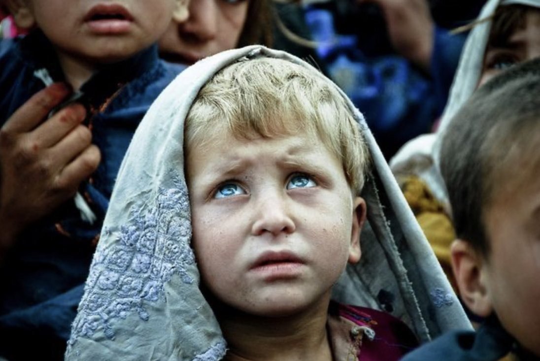 AfLatestNews's tweet photo. این کودک خردسال افغان اگر در یک کشور پیشرفته می بود، بعدا در هالیوود از او استفاده می کردند، ولی در افغانستان 😢😢😢😢 https://t.co/yJ36dAQIGB