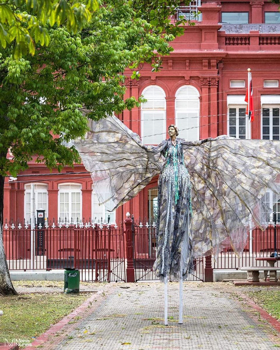 🇹🇹🎭 Happy Sunday from the Home of Carnival, sweet Trinidad &amp; Tobago!

📸 A moko jumbie in Trinidad's capital captured by photographer Maria Nunes