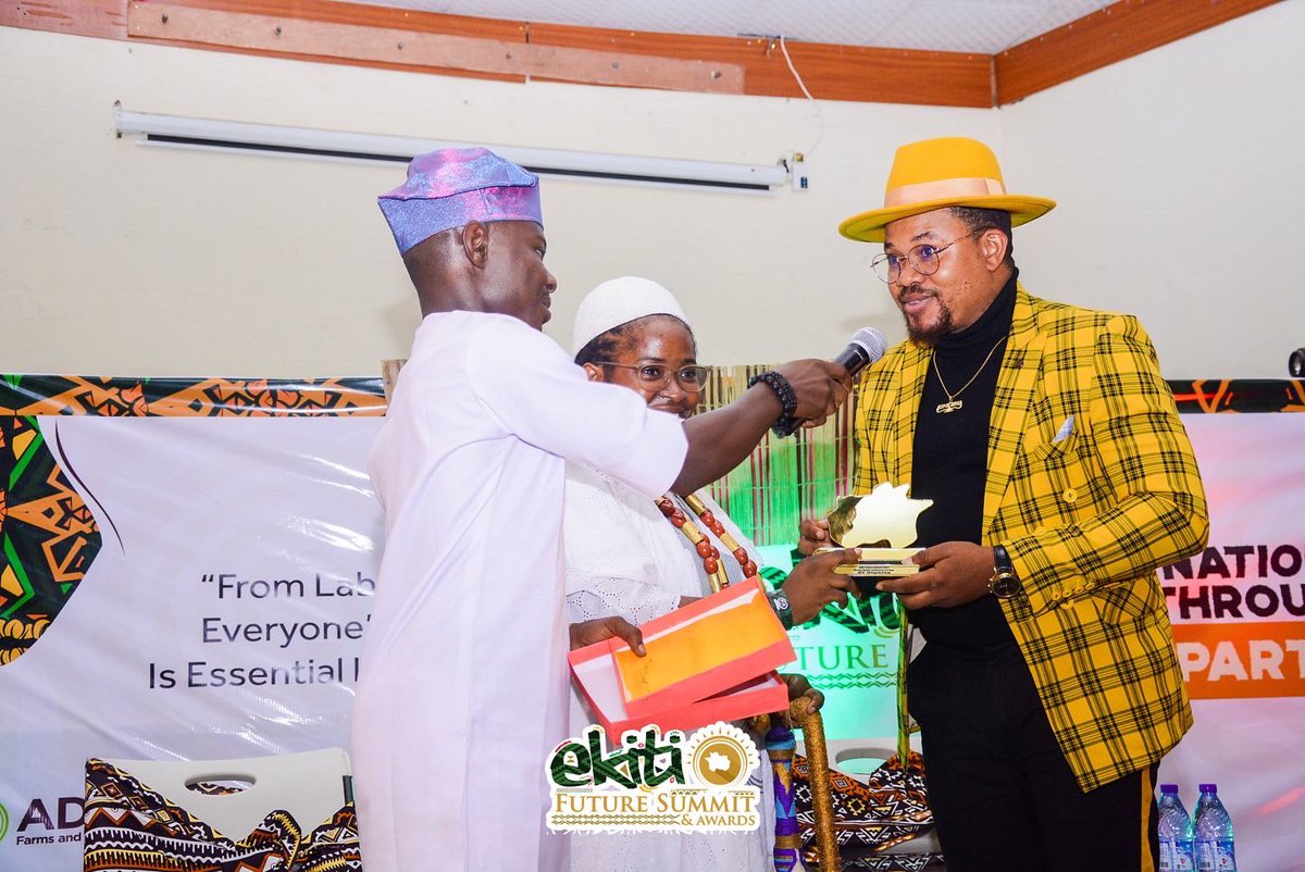 aynigeria_'s tweet photo. One of the organizers made a comment after receiving the SOCIAL MEDIA INFLUENCER OF THE YEAR AWARD that I didn’t get it because I have followers Twitter, IG or FB, but because I use those platforms to help, support &amp; promote people’s brands and businesses. 

Thanks to @theefusa https://t.co/ABbIOSOQTm