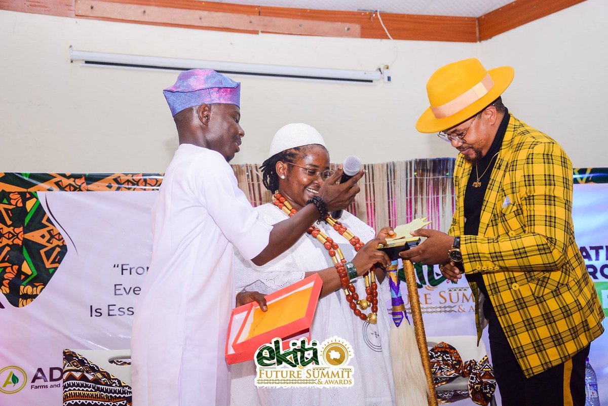 aynigeria_'s tweet photo. One of the organizers made a comment after receiving the SOCIAL MEDIA INFLUENCER OF THE YEAR AWARD that I didn’t get it because I have followers Twitter, IG or FB, but because I use those platforms to help, support &amp; promote people’s brands and businesses. 

Thanks to @theefusa https://t.co/ABbIOSOQTm