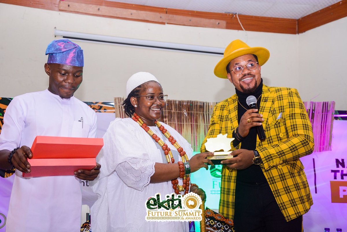 aynigeria_'s tweet photo. One of the organizers made a comment after receiving the SOCIAL MEDIA INFLUENCER OF THE YEAR AWARD that I didn’t get it because I have followers Twitter, IG or FB, but because I use those platforms to help, support &amp; promote people’s brands and businesses. 

Thanks to @theefusa https://t.co/ABbIOSOQTm