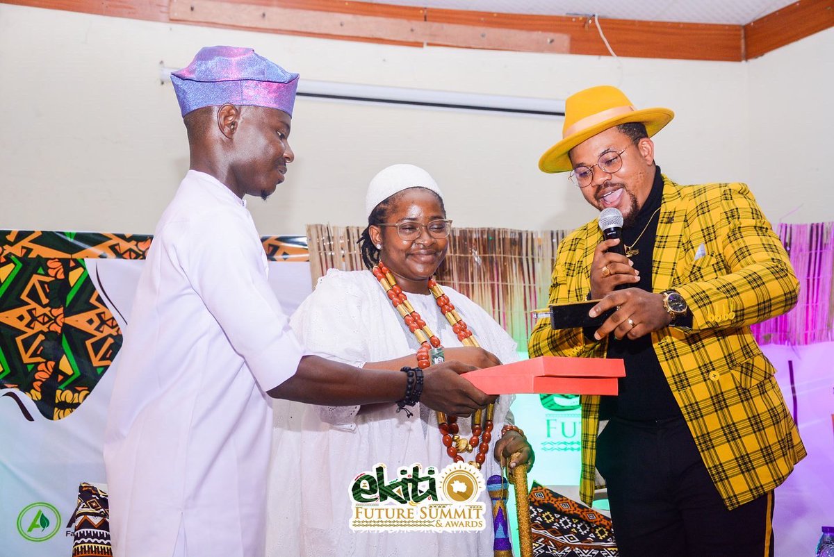 aynigeria_'s tweet photo. One of the organizers made a comment after receiving the SOCIAL MEDIA INFLUENCER OF THE YEAR AWARD that I didn’t get it because I have followers Twitter, IG or FB, but because I use those platforms to help, support &amp; promote people’s brands and businesses. 

Thanks to @theefusa https://t.co/ABbIOSOQTm