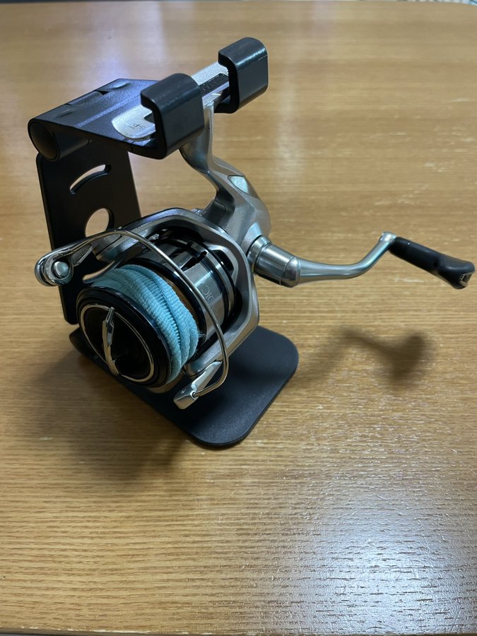 最高やないか コレは大発見 釣りガール 釣りボーイ オススメだよ ダイソー スマホスタンドがリール置きにもなる 2 2 いまトピ