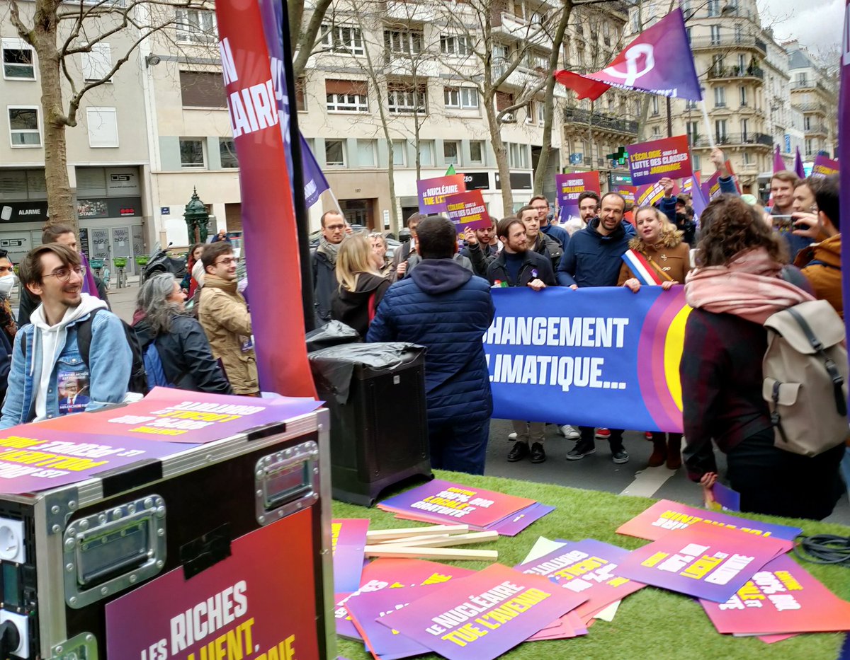 Après être venus à la #MarcheLookUp de Palaiseau le matin, Orcéens & Giffois étaient à la grande #MarcheClimat parisienne de Nation à République ! 🌍

Une ambiance de folie sur le char cycliste de @melenchon_2022 avec nos élus & les membres du @ParlementPop ! 🚴‍♂️ #MelenchonClimat