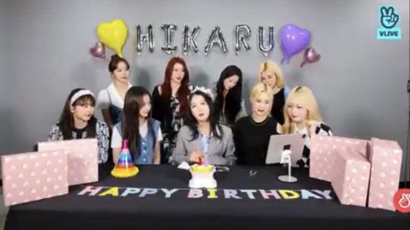 bbyjimjams's tweet image. so it turns out that the pic of hikaru’s birthday setup on the table was CROPPED to look like the table was bare, she got a birthday crown, gifts, balloons, decorations AND her cake is a popular/expensive/trendy korean box lunch cake. i will never take kepitwt seriously 😭