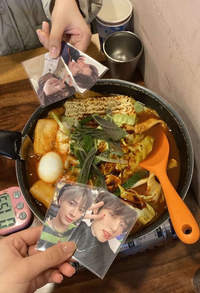 dhkldhkfl's tweet photo. #쌀떡_슈퍼스타_밀떡_최범규

카페 돌다보면 배고픈데 특전 떨어질까봐
다 돌고 밥 먹는데 여기는 배도 채우고…
특전도 받고… 범규도 구경하며 눈호강 하는…♡ https://t.co/XO1I10FuGE