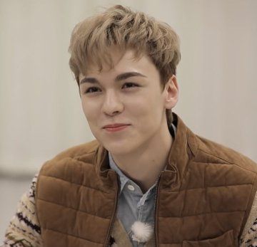 twaehansol's tweet photo. hello everyone!

first of all, for new members, welcome to the club🎉 I hope you are ready with our 'craziness'

now let me introduce myself. I am Vernon from Seventeen! ppl usually call me, non, sol, hansol, or twae. nice to meet ya! lets ngobrol2 asyik 🤗
#PMB_NTE_2022 https://t.co/WUFGirnQA7