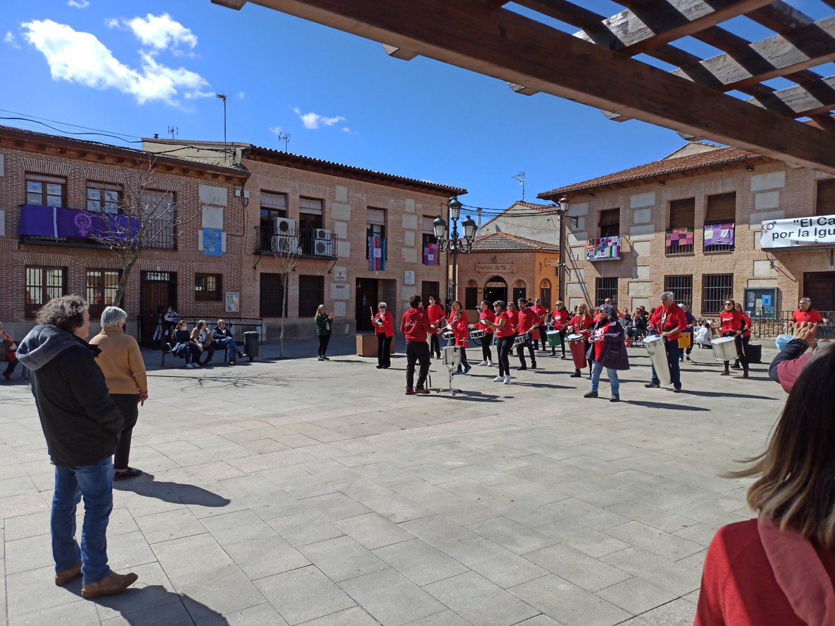 Esta bastante bien ver la plaza de El Casar llena de ritmo, gracias a la batucada de <a href="/asociacionalce/">Asociación ALCE</a> y a las voluntarias que han engalanado el pueblo con su arte