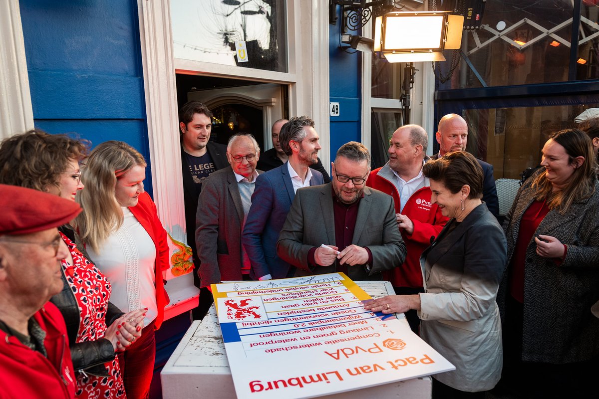 Onze lijsttrekker <a href="/henkverreck/">19025625230 🇺🇦💉🌹🐟⭕️</a> tekende afgelopen donderdag samen met <a href="/PloumenLilianne/">Lilianne Ploumen</a> en Vice President van de Europese Commissie @TimmermansEU het Pact van #Limburg! ❤️🖋️
#heerlen #pvda #verkiezingen #SamenSterker