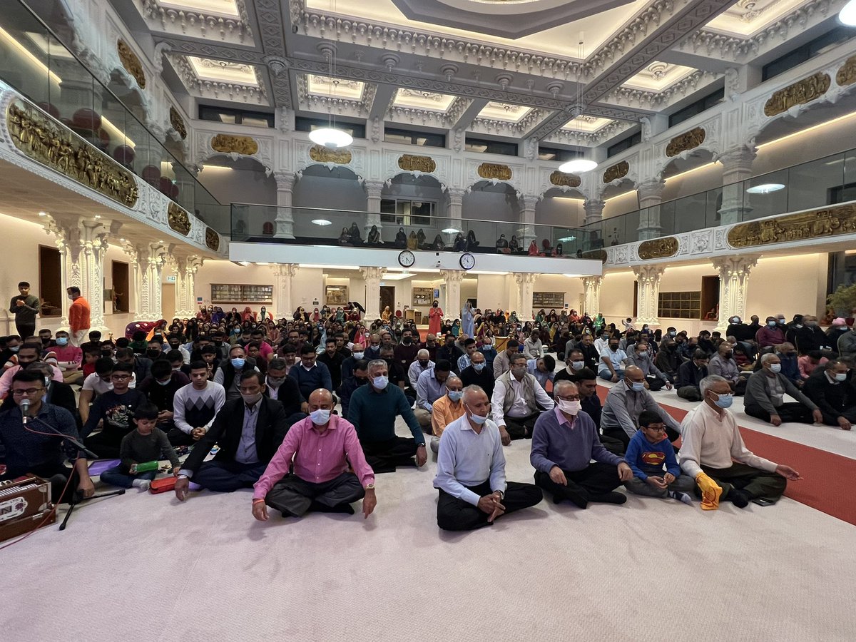SGadiLondon's tweet photo. #Dhoon & #Dhyaan Prayers held by #SGadiFamily for Sankhyayogi Baa Shree Samjubaa who has departed from this mortal world and has become merged within the divine murti of the Supreme Lord #SwaminarayanBapa #Swamibapa
#AcharyaSwamijiMaharaj https://t.co/KHGRQbJfvt