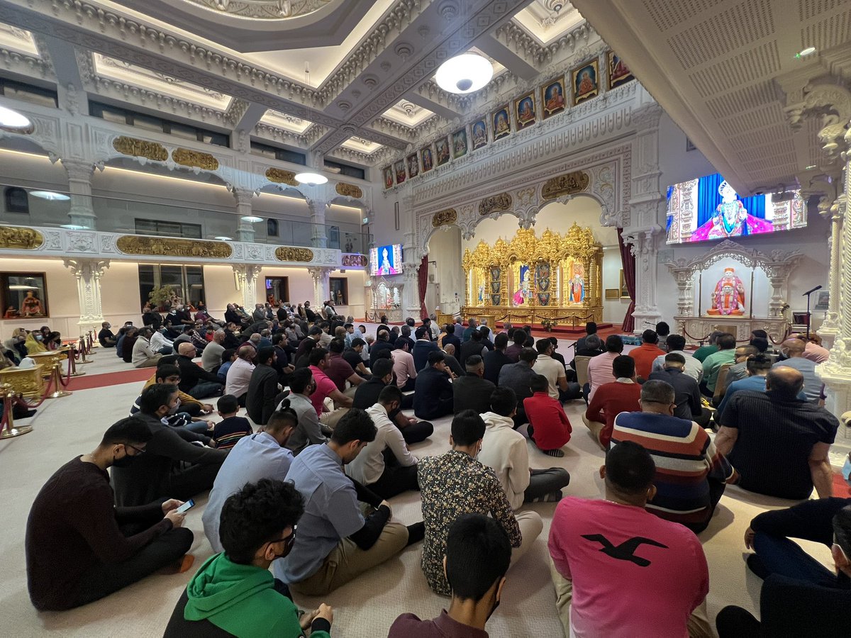 SGadiLondon's tweet photo. #Dhoon & #Dhyaan Prayers held by #SGadiFamily for Sankhyayogi Baa Shree Samjubaa who has departed from this mortal world and has become merged within the divine murti of the Supreme Lord #SwaminarayanBapa #Swamibapa
#AcharyaSwamijiMaharaj https://t.co/KHGRQbJfvt