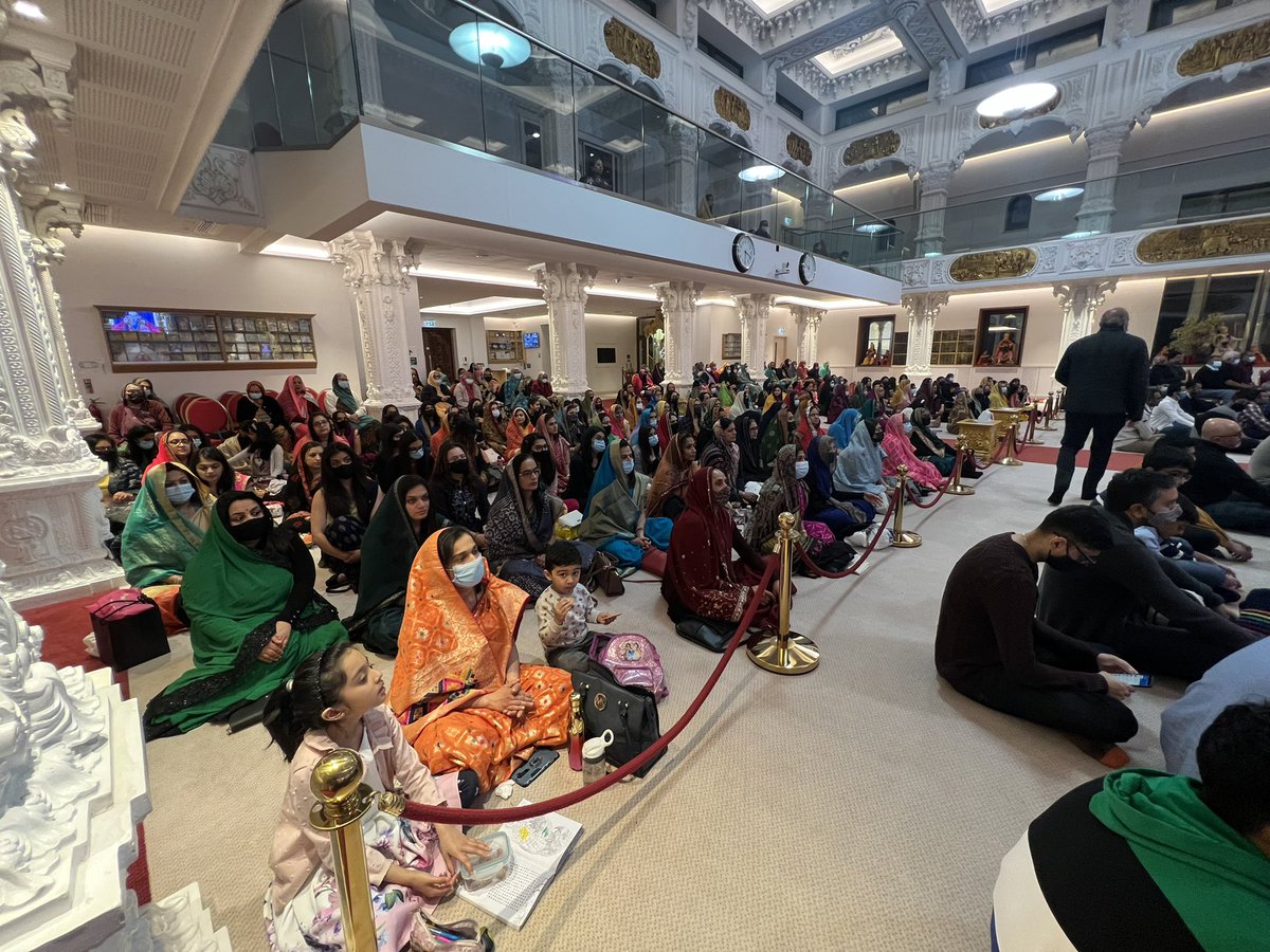 SGadiLondon's tweet photo. #Dhoon & #Dhyaan Prayers held by #SGadiFamily for Sankhyayogi Baa Shree Samjubaa who has departed from this mortal world and has become merged within the divine murti of the Supreme Lord #SwaminarayanBapa #Swamibapa
#AcharyaSwamijiMaharaj https://t.co/KHGRQbJfvt