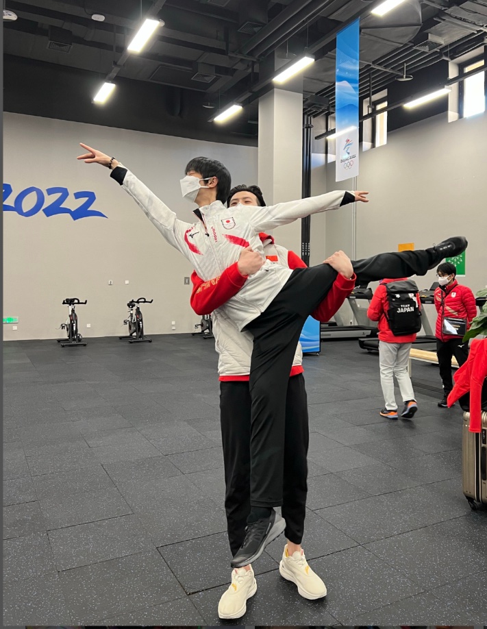 tsukiyominoasa's tweet photo. #YuzuruHanyu entrusted his selfie with Bing Dwen Dwen to Xinyu Liu/柳鑫宇✨

Others photo Xinyu Liu uploaded at weibo.

https://t.co/mfcsiUkUHm? https://t.co/UcqZiQI9n5