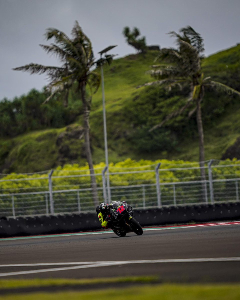 VR46RacingTeam's tweet photo. Can't wait to rumble in the paradise again #IndonesianGP ⚔

Kita tidak menyangka bahwa hanya dalam 1 minggu lagi, kita akan melakukan balapan pertama kita di Indonesia! 🇮🇩

#MooneyVR46RacingTeam #MotoGP #mandalikagp #mandalikacircuit https://t.co/dTk301HNit