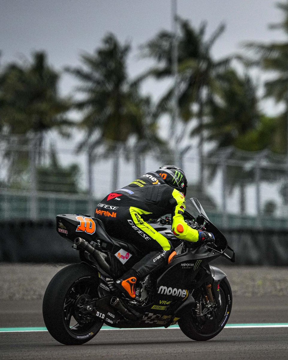 VR46RacingTeam's tweet photo. Can't wait to rumble in the paradise again #IndonesianGP ⚔

Kita tidak menyangka bahwa hanya dalam 1 minggu lagi, kita akan melakukan balapan pertama kita di Indonesia! 🇮🇩

#MooneyVR46RacingTeam #MotoGP #mandalikagp #mandalikacircuit https://t.co/dTk301HNit
