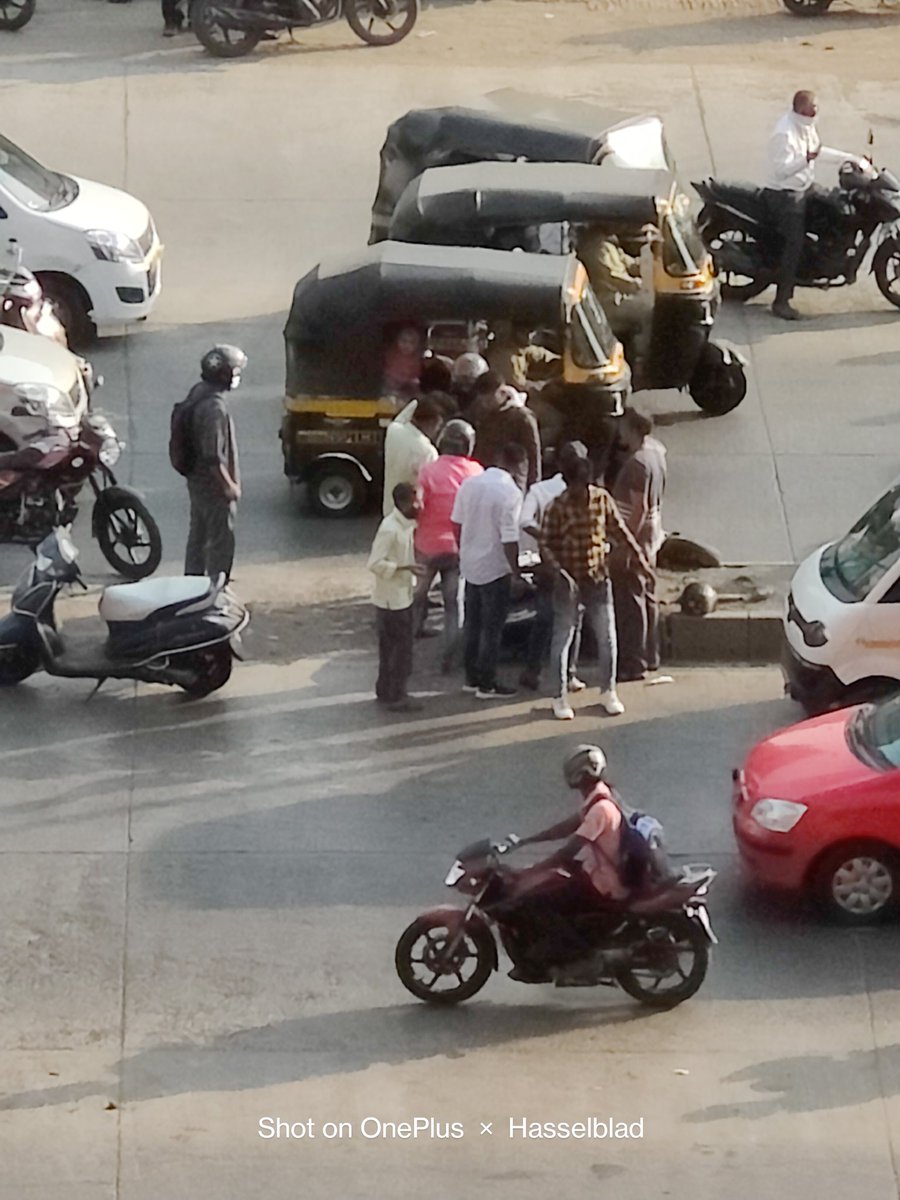 vasantpujari's tweet photo. @mybmcWardME @mybmc @mumbaitraffic An accident occured today while bike was trying to cross the lane. This has been regular phenomena for sometime. While the complaint has been raised no action has been taken till date. Requesting authorities to take this seriously @mybmc @mybmcWardE @MumbaiPolice @MumbaiRTO https://t.co/bCMcyYGWFV