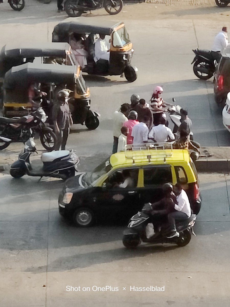 vasantpujari's tweet photo. @mybmcWardME @mybmc @mumbaitraffic An accident occured today while bike was trying to cross the lane. This has been regular phenomena for sometime. While the complaint has been raised no action has been taken till date. Requesting authorities to take this seriously @mybmc @mybmcWardE @MumbaiPolice @MumbaiRTO https://t.co/bCMcyYGWFV