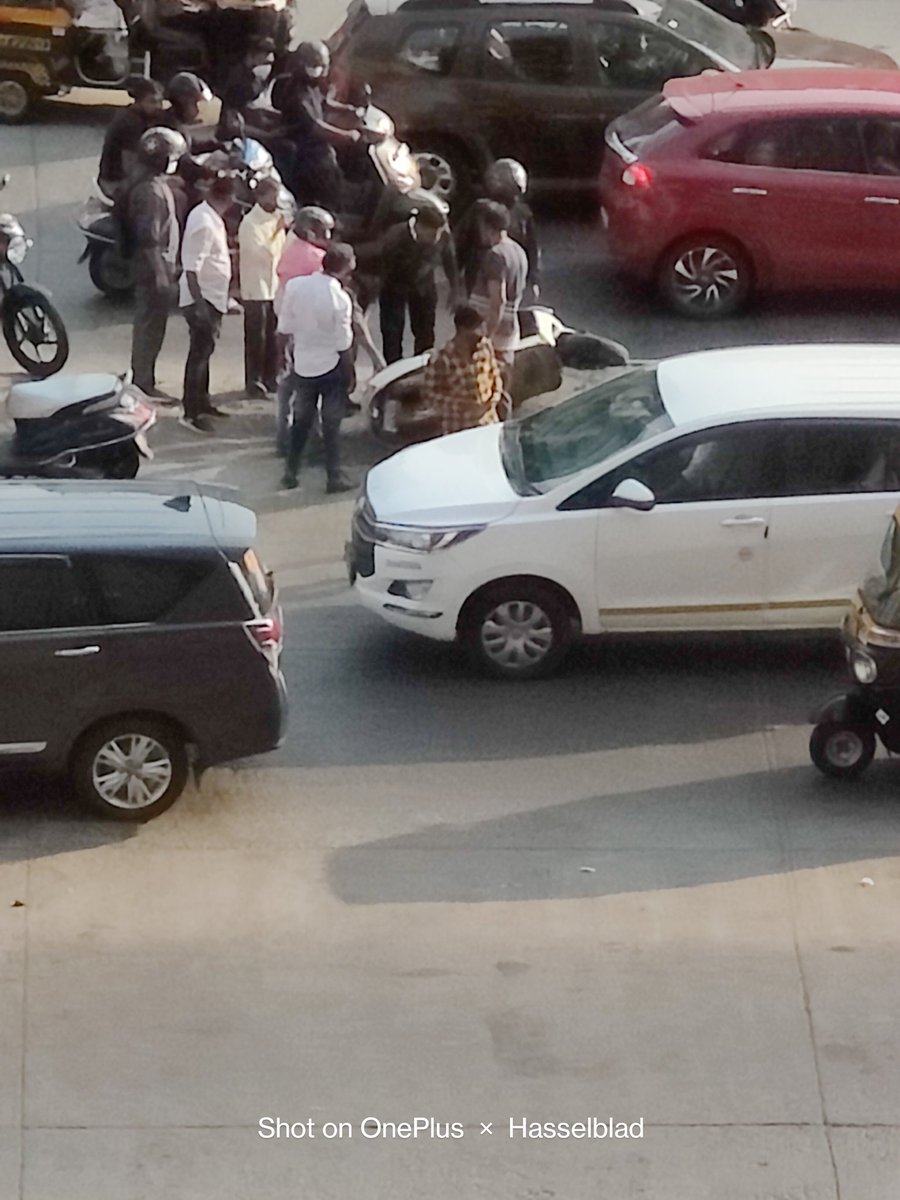 vasantpujari's tweet photo. @mybmcWardME @mybmc @mumbaitraffic An accident occured today while bike was trying to cross the lane. This has been regular phenomena for sometime. While the complaint has been raised no action has been taken till date. Requesting authorities to take this seriously @mybmc @mybmcWardE @MumbaiPolice @MumbaiRTO https://t.co/bCMcyYGWFV