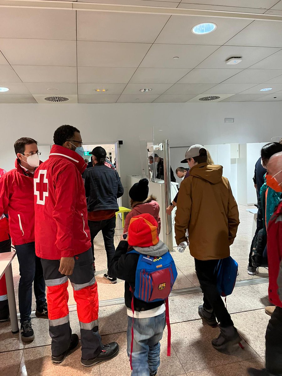 CreuRojaCAT's tweet photo. L'arribada de persones refugiades d'Ucraïna, atenció als menors a través de @crjoventut @crjbcnprovi i @CreuRojaBCN, suport legal, trasllat, allotjament i manutenció. 
 📸Aeroport El Prat Barcelona, 05:30h d'aquesta matinada. 
#GràciesVoluntariat https://t.co/obRV6k5vkD