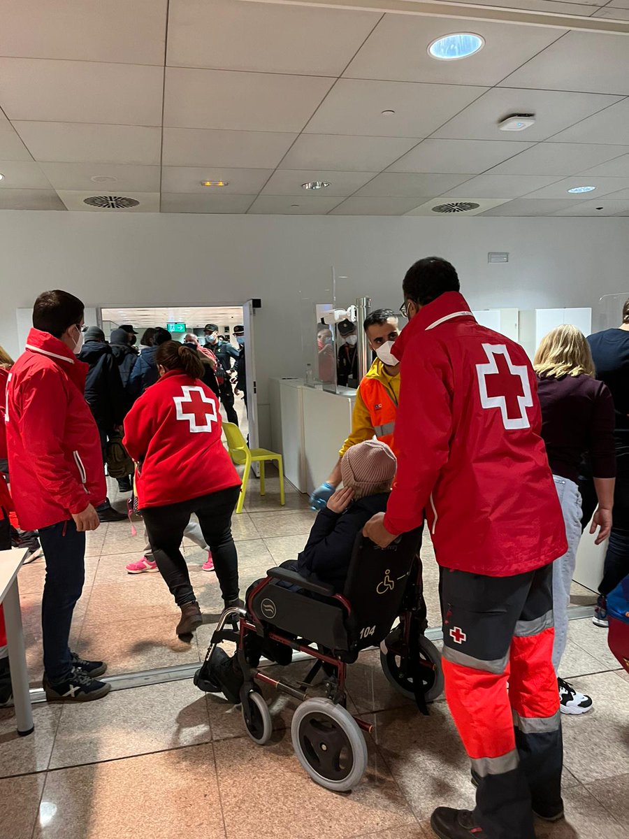 CreuRojaCAT's tweet photo. L'arribada de persones refugiades d'Ucraïna, atenció als menors a través de @crjoventut @crjbcnprovi i @CreuRojaBCN, suport legal, trasllat, allotjament i manutenció. 
 📸Aeroport El Prat Barcelona, 05:30h d'aquesta matinada. 
#GràciesVoluntariat https://t.co/obRV6k5vkD