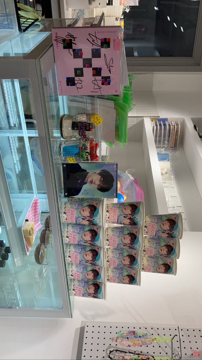dhkldhkfl's tweet photo. #springflowerBGday
#우리들의_봄_범규 

포토 케이크 너무 예뻐서 먹고 싶었지만
너무 늦게 가서 품절 되었던…  그래도 너무
예쁨 청량한ㅠㅠ https://t.co/6uTjbAtXih