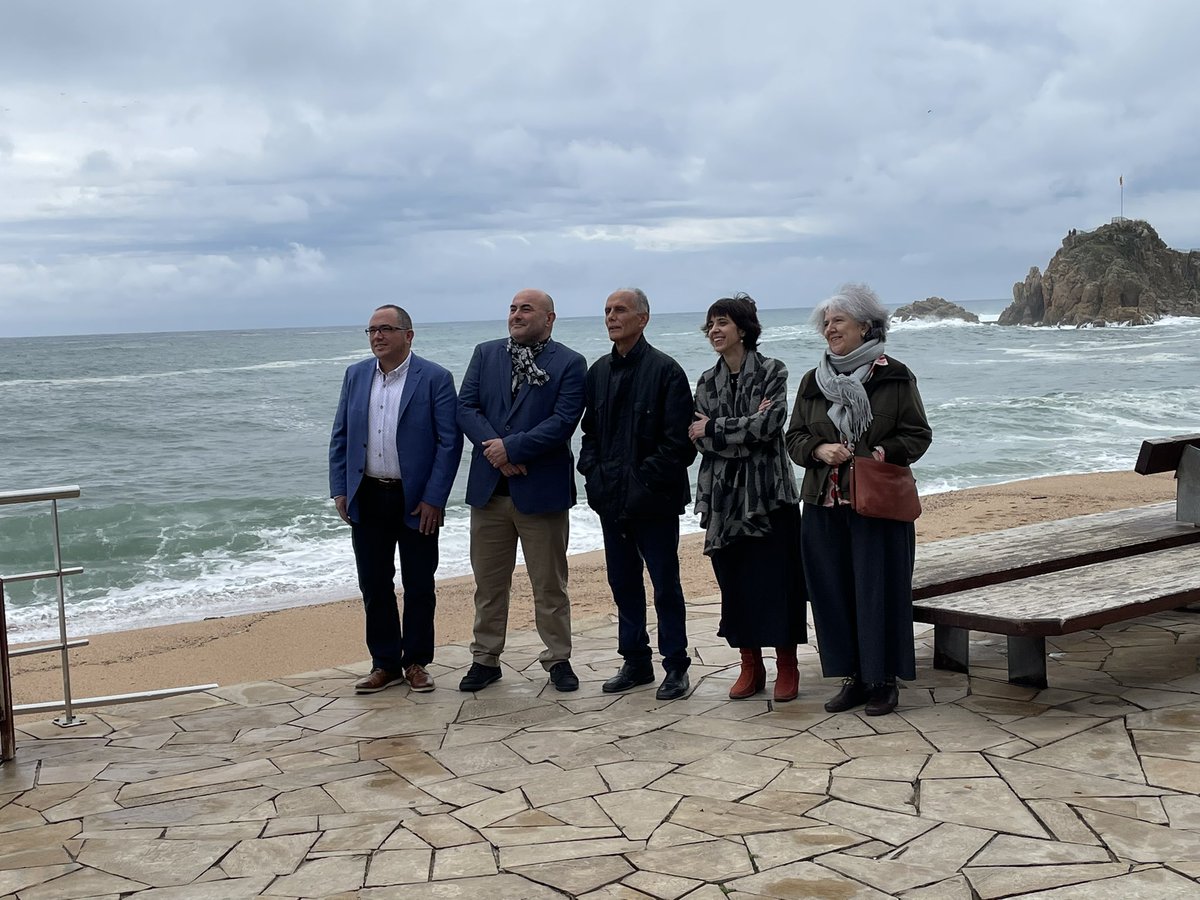 Izaskunarretxe's tweet photo. 58 edicions i encara son aquí, en plena forma, vetllant per la creació i la promoció de la literatura catalana. #PremisRecvll #Blanes
@lletres @RedaccioRecvll https://t.co/loELMebVcr