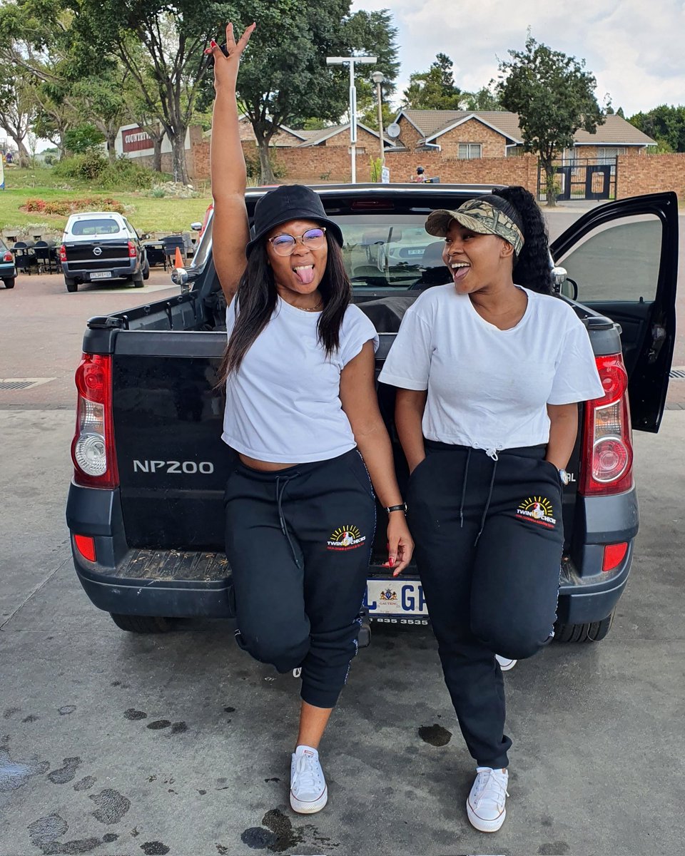 twin_chicks's tweet photo. “My philosophy is: If you can’t have fun, there’s no sense in doing it.” Paul Walker
#twinchicks 
#dontforgettohavefun
#deliveryday
#valueoverprice
#wedowhatweloveandlovewhatwedo
#youngfarmers 
#femalefarmers https://t.co/3gZInPuJvO