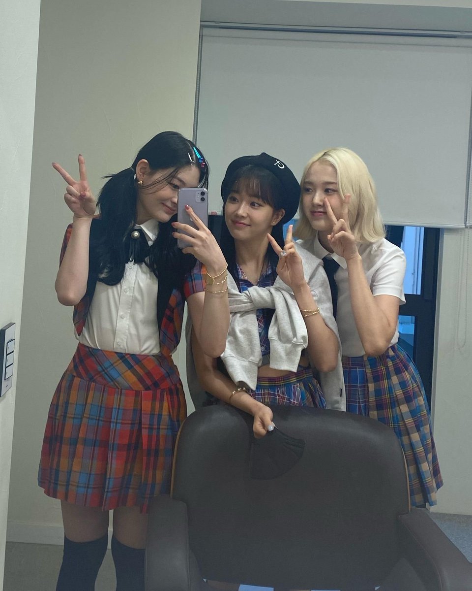 STAYCYSEEUN's tweet photo. I brought you Sumin eonnie's pictures that I adore a lot, especially the pink hair eonnie because our SWITHs love it so much😚 https://t.co/y9MqGn5xmj