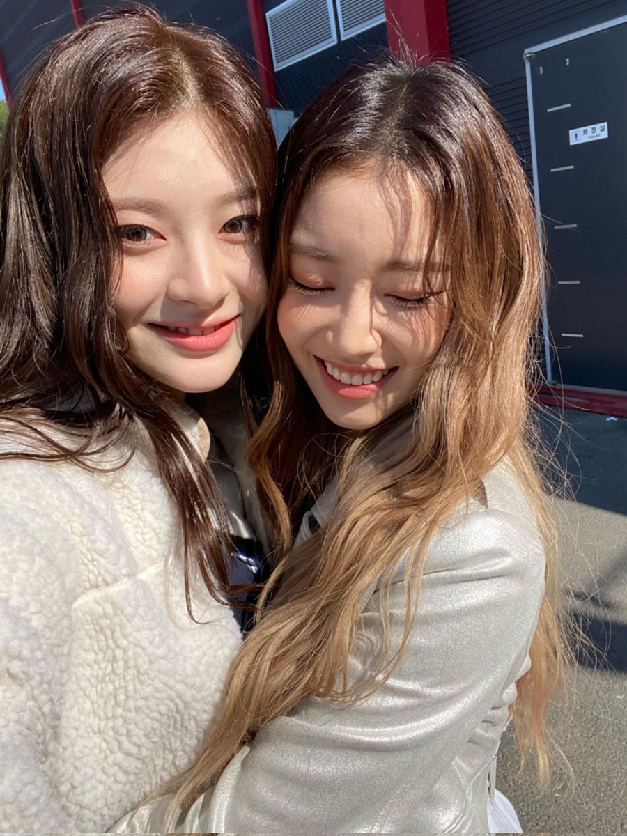 STAYCYSEEUN's tweet photo. I brought you Sumin eonnie's pictures that I adore a lot, especially the pink hair eonnie because our SWITHs love it so much😚 https://t.co/y9MqGn5xmj