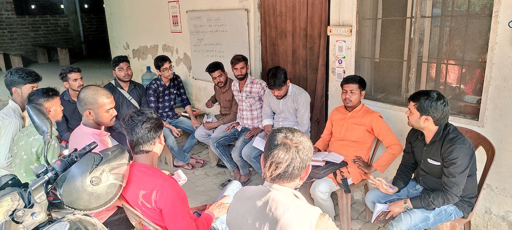 GorakhpurAbvp's tweet photo. आज ABVP गोरखपुर उत्तरी जिले के नगर इकाई पीपीगंज द्वारा विद्यार्थी परिषद के 7 दशक की यात्रा पर "ध्येय यात्रा" पुस्तक का अग्रिम पंजीकरण कराने के लिए बैठक किया गया।
जिसमें मुख्य रूप से जिला संगठन मंत्री अमन जी उपस्थित रहे।
@ABVPVoice 
@nidhitripathi92 https://t.co/os5XrOKi26