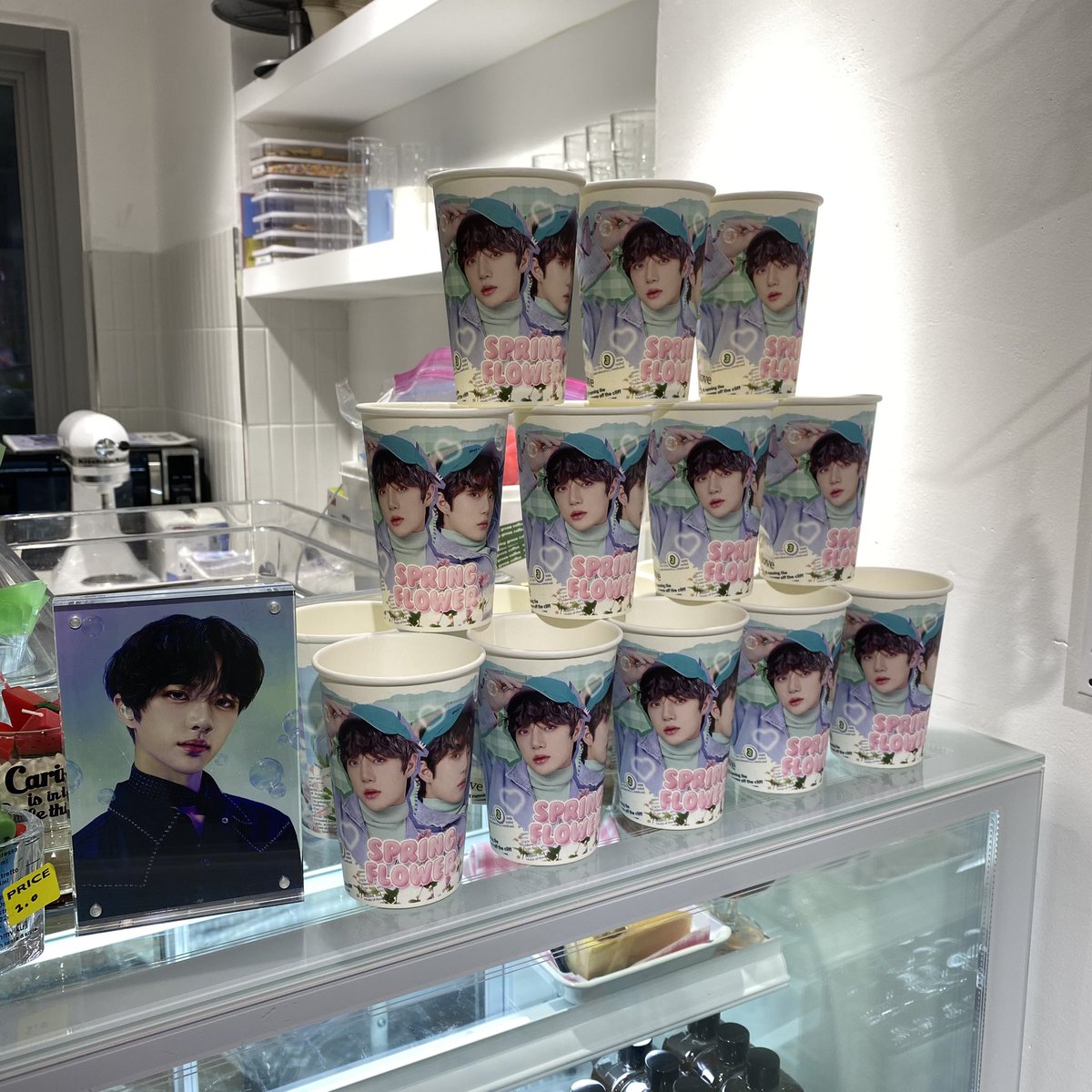 Emelsod_22's tweet photo. #springflowerBGday
#우리들의_봄_범규 
포토 케이크 못먹어서 아쉬웠지만 
카페 분위기가 너무예쁘고 
청량해서 좋았어용!! https://t.co/2rqQQ3lgfL