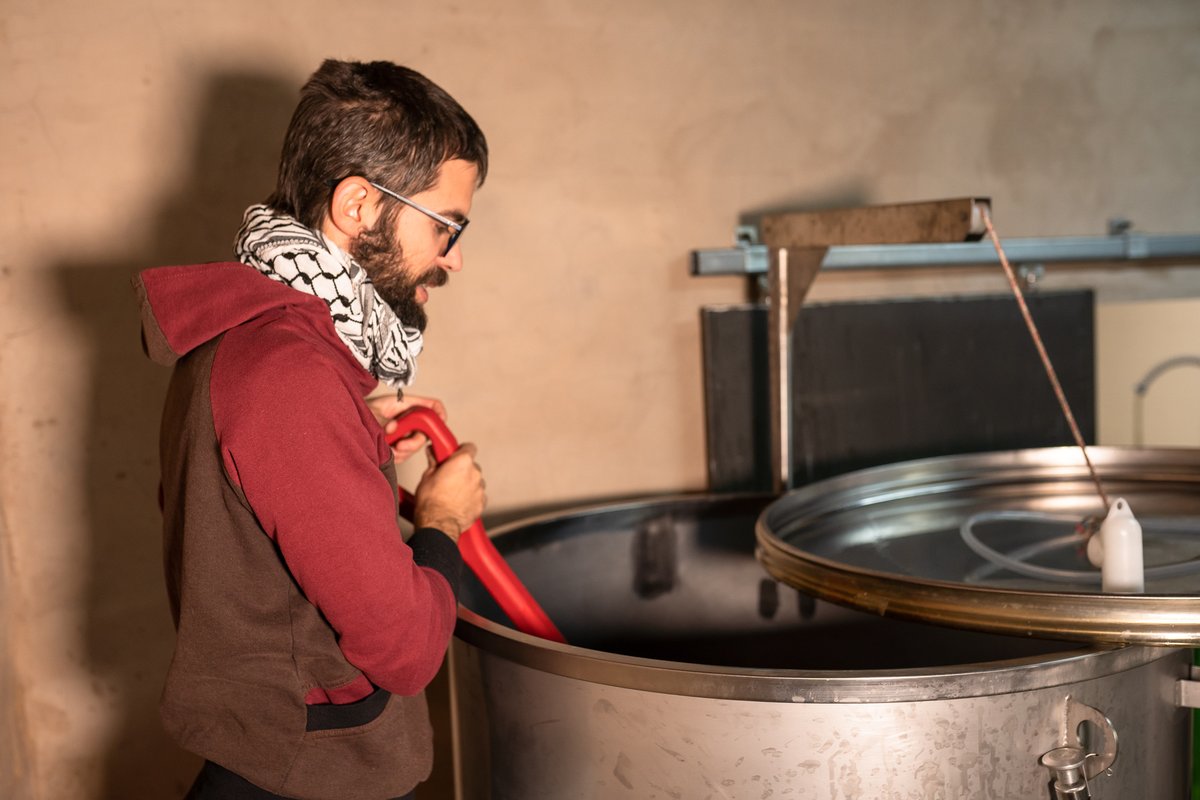 Hem demostrat que es poden fer licors artesans de qualitat, ens ajudes a continuar elaborant-los?
🔗goteo.cc/trescadires

Artesania en essència 6️⃣0️⃣€ 
Desgrava: la teva despesa real serà de 1️⃣2️⃣€ 

Recompensa:
1️⃣ Vi de Nous, Caràcter i Nyons
2️⃣ Nom mural
3️⃣ Inauguració