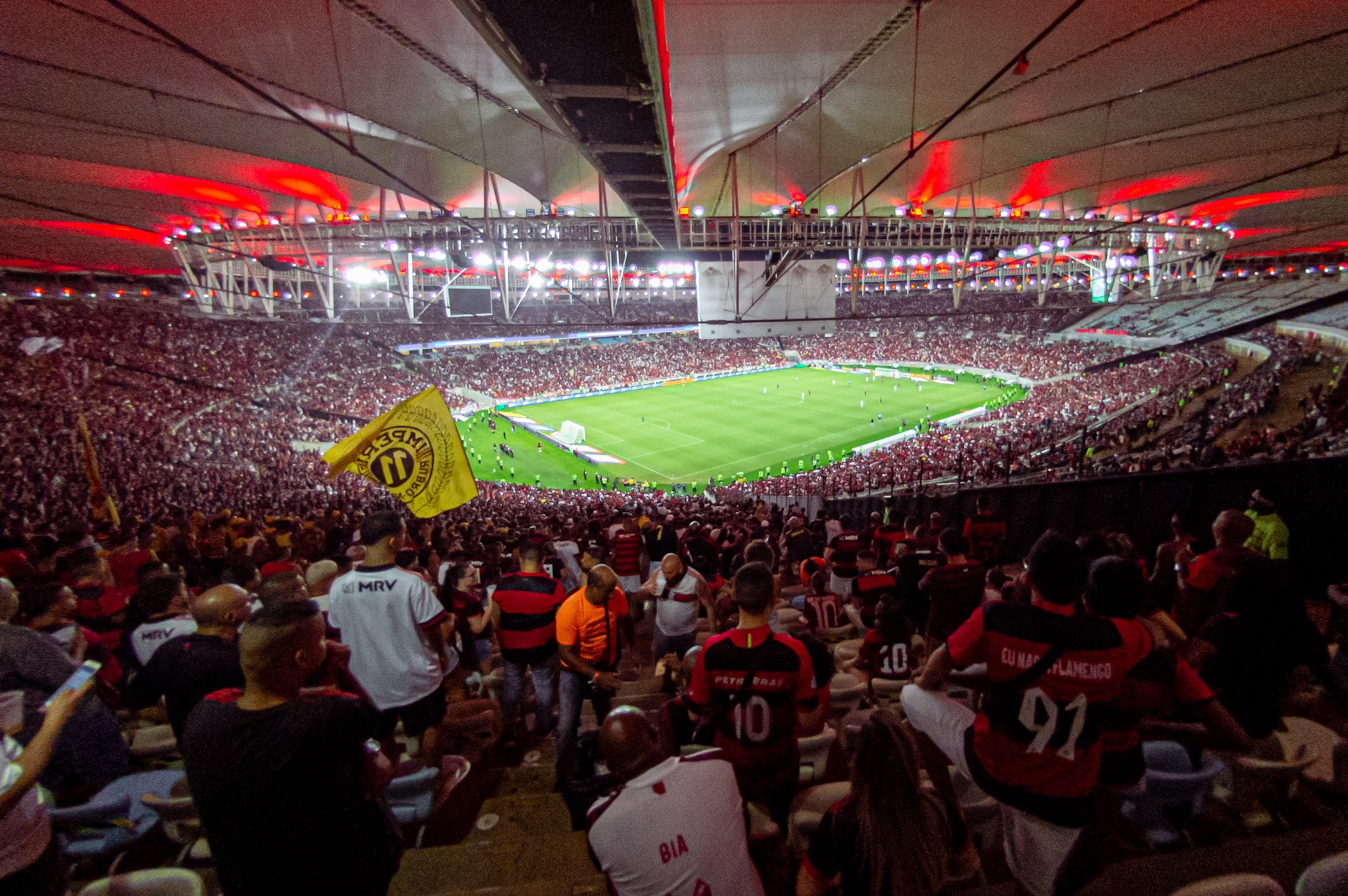 Comissão técnica do Flamengo se derrete com primeira vez no Maracanã: Templo