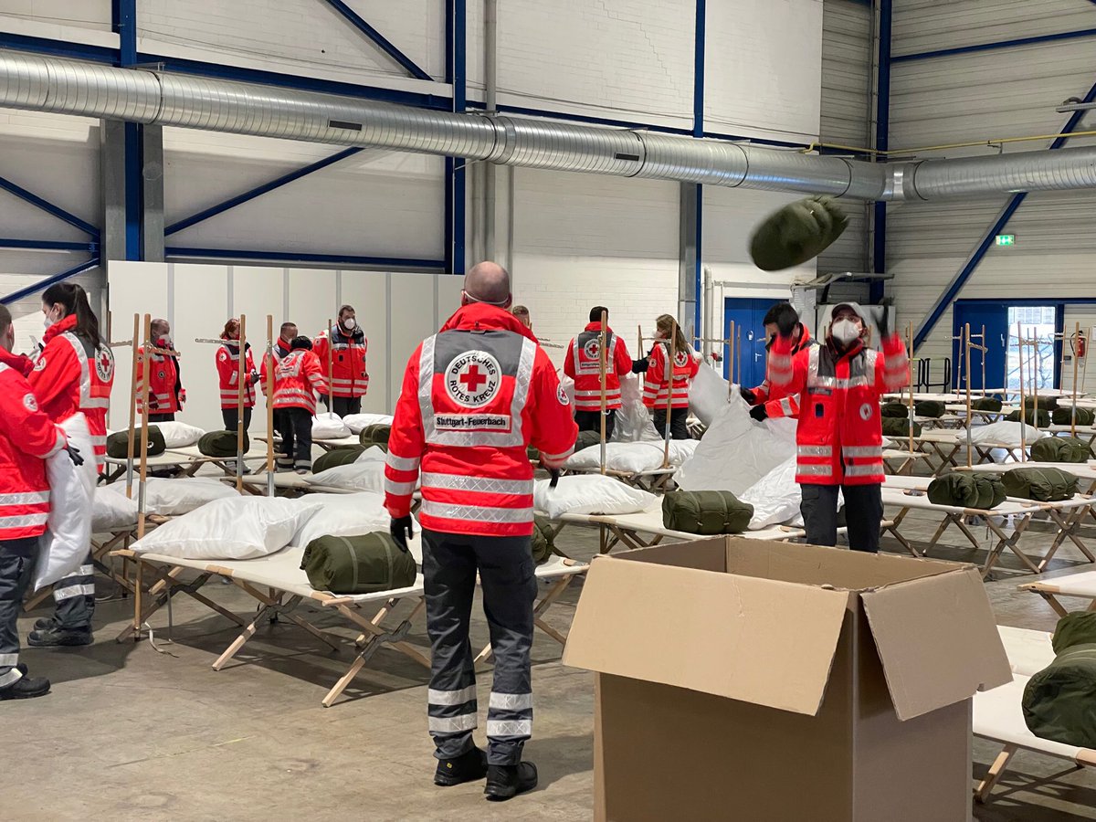 svmatis's tweet photo. Großer Einsatz für Schutzsuchende aus 🇺🇦 Feuerwehr und @DRKStuttgart richten im NeckarPark eine Erstaufnahmestelle ein. https://t.co/knoZLg7RLD