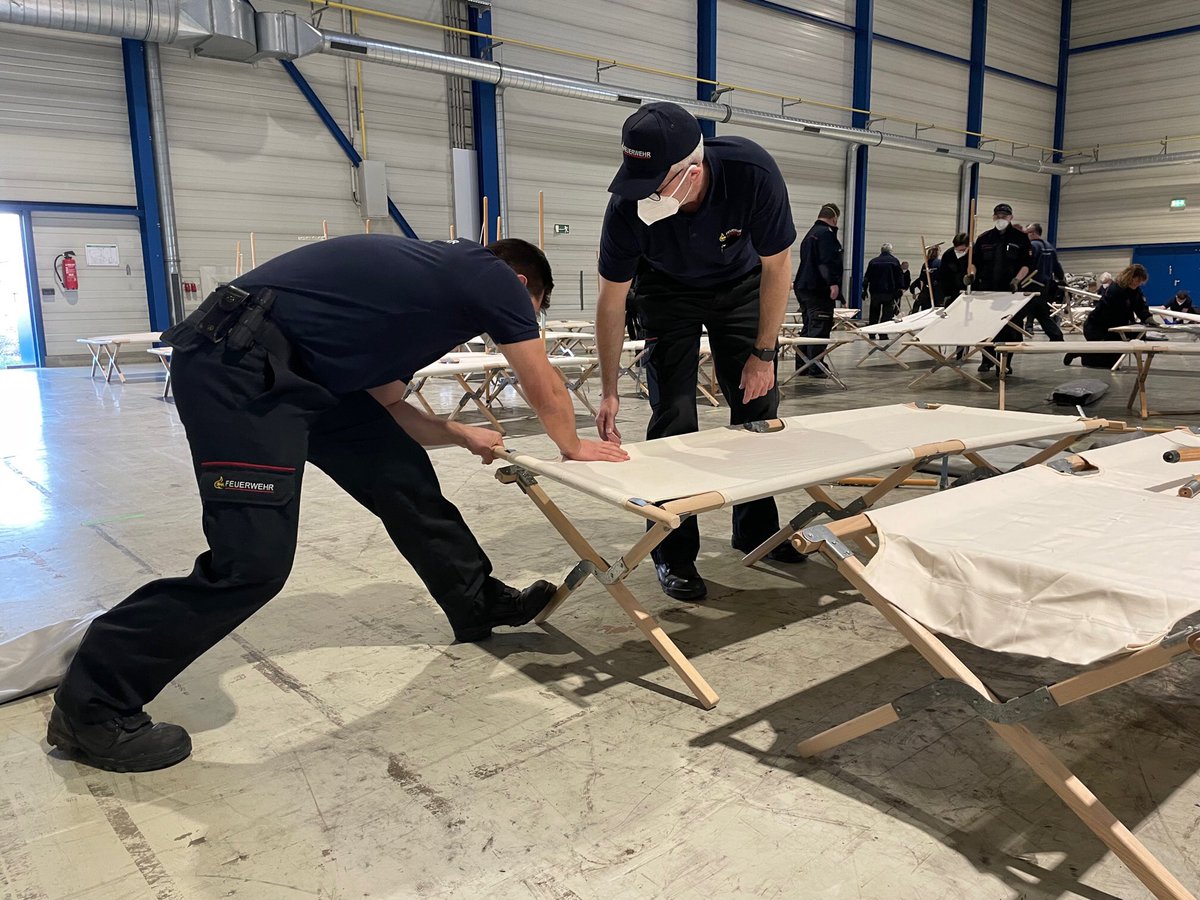 Großer Einsatz für Schutzsuchende aus 🇺🇦 Feuerwehr und <a href="/DRKStuttgart/">DRK Stuttgart</a> richten im NeckarPark eine Erstaufnahmestelle ein.