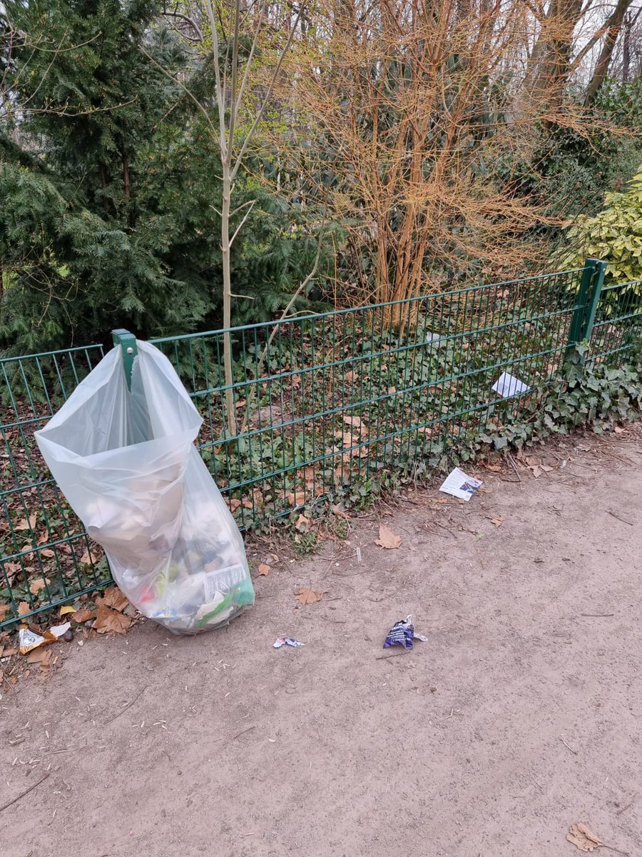 PernelRichardot's tweet photo. Au Parc des #Contades comme aux abords de la forêt 🌳 du #Neuhof de beaux exemples du jour de la « gestion » de la nature à #Strasbourg 😩 https://t.co/SaSJijFJPv