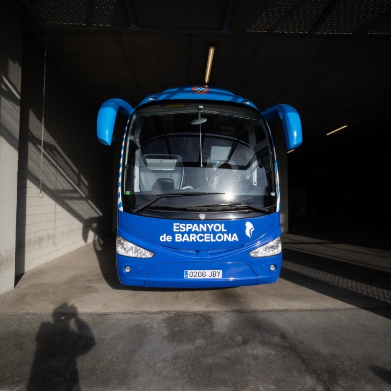 RCDEspanyol's tweet photo. 🚍💙 We are going to help Ukrainian people, in collaboration with the 'És per tu' Association. Our coach will travel to Poland with essential material and food. There, we will pick up children and families and transport them to a destination indicated by the NGO.