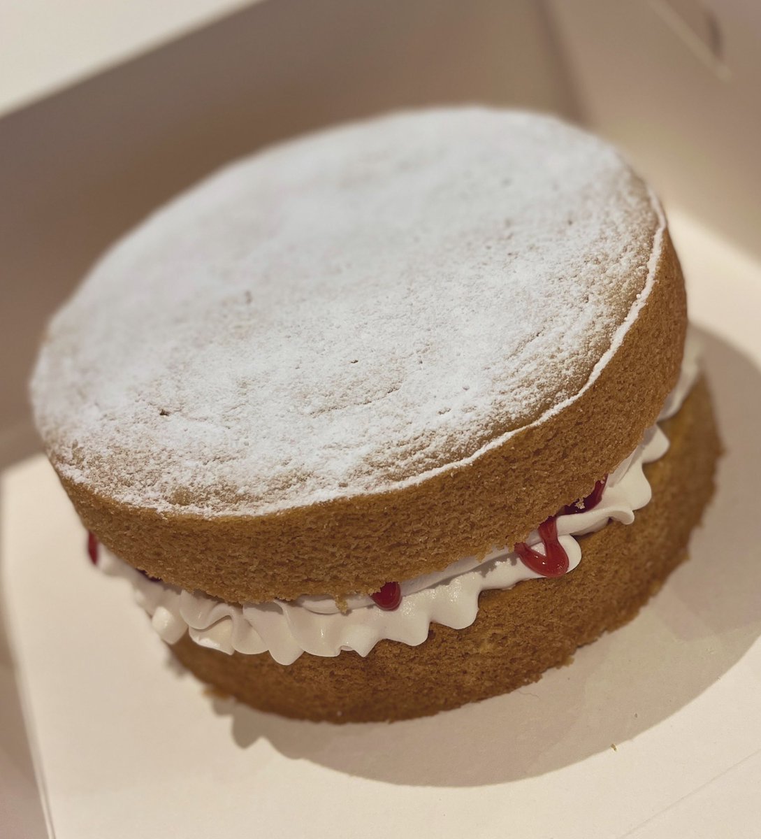 vegancakery's tweet photo. Very simple, VERY delicious and perfect for #SundayTeatime 😍

Hope #TheVeganCakery customer who received this Victoria Sponge yesterday, filled with TVC’s #vegan cream and raspberry preserve, is enjoying it just about now! 😊 https://t.co/MhYb1KRqPf
